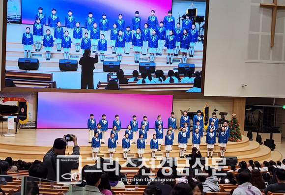 합창대회하는 어린이들