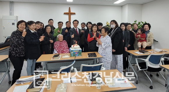 창원한마음병원교회(권재도목사)가 12월 25일 성탄절을 맞이하여 성탄축하예배를 가졌다.