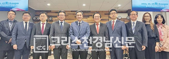 팰팍 살리기 기도회에 폴 김 팰팍 시장(좌측에서 5번째)이 김동권 뉴저지교회협회장 등 참석자들과 함께 했다. (우측에서 5번째가 장동신 목사).