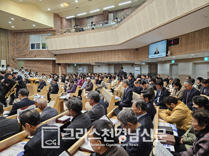 경남남부노회 신앙과 자유를 위한 교회연합기도회가 지난 12월 14일 오후 3시에 충무제일교회당에서 열렸다. 기도하는 성도들 모습.