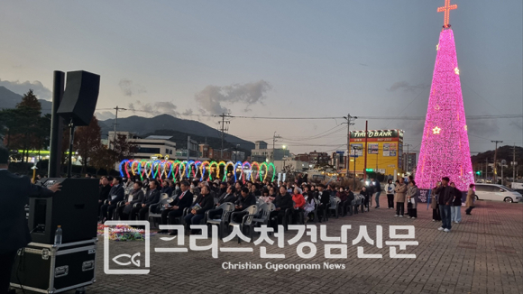 남해군기독교연합회 2025 성탄트리점등에배 및 점등식이 지난 11월 30일 오후 5시에 남해유배문확관 광장에서 열렸다.(자료제공 권현석 목사)