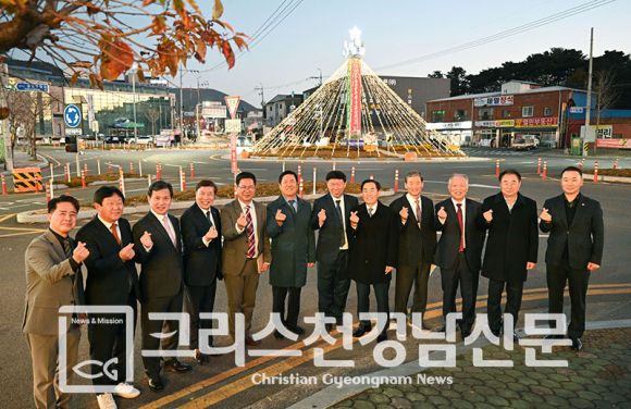 창녕군기독교연합회 주관 2025 창녕군 성탄트리점등에배가 지난 11월 30일 오후 4시반에 창녕중앙교회당과 창녕읍 로타리 광장에서 있었다. (자료제공 박성일 목사)