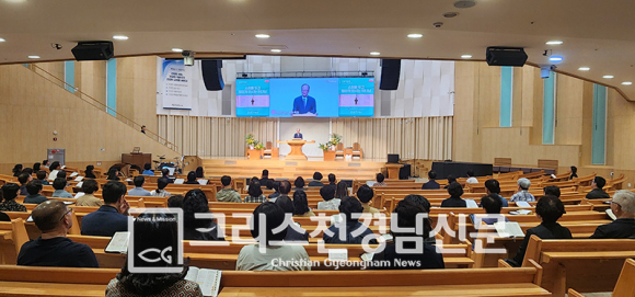가음정교회에서 강성기목사가 설교와 간증을 하고 있다.