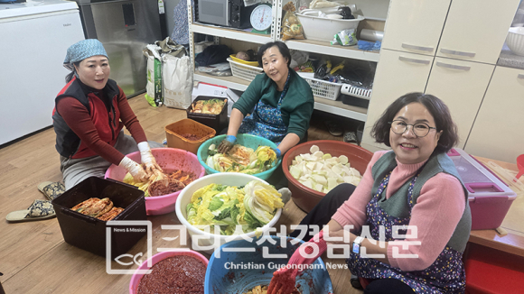 탈북민공동체 새생명교회에 배추 120포기와 양념을 제공한 주 내 이사와 교회 식구들. 김장담는 모습