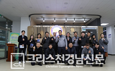 창원서부경찰서 2025년 성탄트리점등식이 지난 11월 28일 오후 5시에 창원서부경찰서 1층 현관에서 있었다.