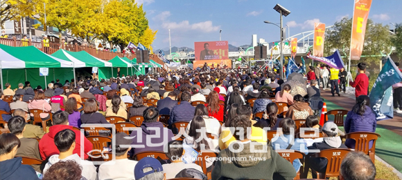 경남서부 미스바운동 영적대각성 성회가 11월 9일 오후에 거창군 황강변 둔치에서 2천여명이 모인 가운데 개최됐다.