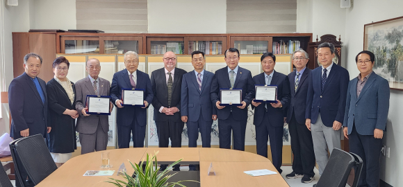 호주선교사 묘원과 호주 선교기념관 건립 유공자 4명, 호주총회장 감사패 증정을 하는 모습