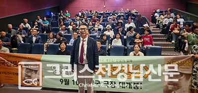 영화 건국전쟁 2 창원 시사회가 지난 9월 6일 오후 6시에 롯데백회점 내 롯데시네마에서 있었다. 김덕영감독과 관객들 기념사진.