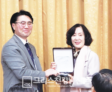 취임한 명지훈 원장과 퇴임한 이유경 원장