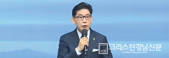 간증 및 당회 입장문 발표 중인 세계로교회 윤창현 장로.