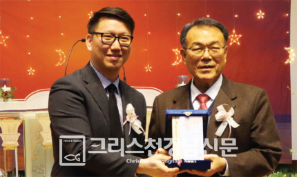 이임하는 허성동 목사.