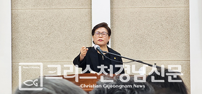 이경은 목사가 설교하고 있는 모습