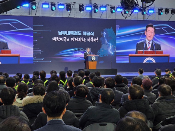 거제시(시장 변광용)는 6일, 국가균형발전 프로젝트의 일환으로 추진 중인 ‘남부내륙철도 건설사업’ 착공식이 거제에서 열렸다고 밝혔다.
