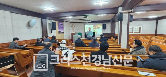 목회자와 성도들을 위한 제6차 핸드폰 세미나에서 서민석 목사가 강의하고 있다.