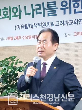 설교하는 황권철 목사.