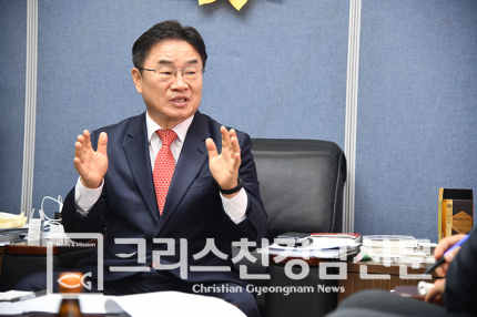 권순기 경남교육감 예비후보는<br><br>- 진주고, 서울대학교학사,카이스트 석,박사<br>- 경상국립대학교(9대,11대총장)<br>- MIT연구원(前)<br>- 부울경행정통합공론화 공동위원장(前)