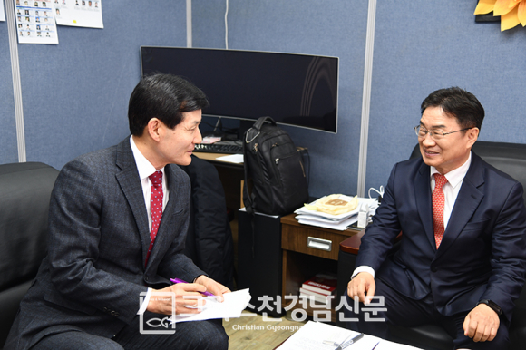 인터뷰 중인 본지 이학규 기자와 권순기 예비후보.