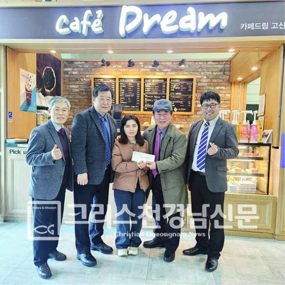 左에서 김국남선교사, 김수중장로, 매자매, 황권철목사, 박경원목사.