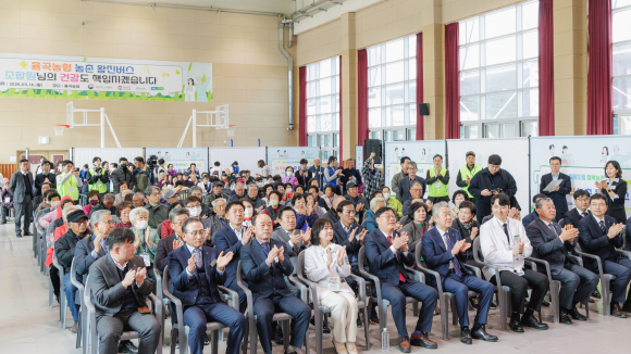 합천군은 16일 율곡국민체육센터에서 합천 군민들에게 각종 의료서비를 제공하는 `농촌왕진버스`가 운행울 시작한다.