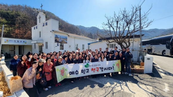 의령군 지정면 소재지에 있는 지정교회(합동, 이영재 담임목사)는 지난 3월 19일(목) 오전 11시 부산 수영로교회 농어촌선교국 36교구(교구장 이원석 목사, 담당 왕선주 전도사) 주관으로 마을주민 80명을 초청하여 마을잔치를 열었다.