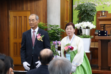 함안구혜교회 이은기 원로장로 부부 인사.