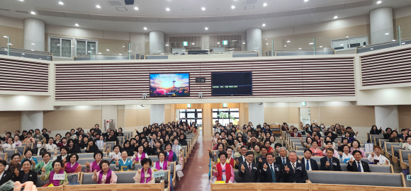 예장통합 경남노회 여전도회 연합회(회장 이진숙 권사)가 24일(화) 오전 11시 새장승포교회당에서 ‘새 역사를 창조하는 선교여성’이라는 주제로 300여 명이 참석한 가운데 ‘제70회 희년 총회’를 개최했다.