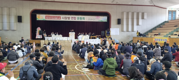 경남(법통)노회 소속 성도들이 한자리에 모여 예수그리스도의 사랑 안에서 친교를 다지는 ‘제24회 경남(법통)노회 시찰별 연합 운동회’가 21일(토) 오전 9시 30분 창원문성대학교 강당과 야외 족구장에서 500여 명이 참석한 가운데 열렸다.