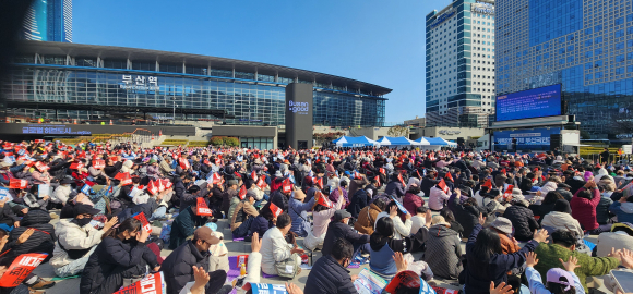 ‘거룩한 방파제 부산 국민대회’가 지난 3월 14일(토) 오후 2시 부산역 광장에서 2,000여 명의 애국시민과 성도들이 참석한 가운데 개최되었다.