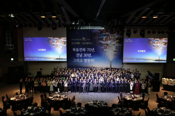 창원극동방송(지사장 이경)이 개국 30주년을 맞아 지난 3월 16일 오전 11시 그랜드 머큐어 그랜드 앰배서더 창원에서 ‘창원극동방송 개국 30주년 감사예배와 사모 세미나’를 개최했다.
