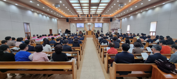 동읍기독교연합회(회장 이요셉 목사)는 지난 4월 5일 오후 2시, 새롬교회(노방주 목사 시무) 본당에서 ‘2026년 부활절 연합예배’를 200여 명이 참석한 가운데 개최됐다.