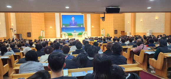 진해기독교연합회(회장 정용기 목사)는 지난 2026년 4월 5일(주일) 새벽 5시, 500여 명이 참석한 가운데 진해침례교회 본당에서 있었다.
