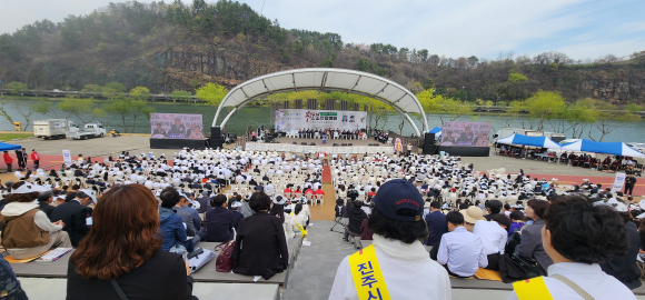 ‘부활의 주님과 동행하라’(고전 15:1~11)라는 주제로 진주시기독교총연합회(이하 진주시기총)는 지난 4월 5일 오후 2시, 경남문화예술회관 앞 야외공연장에서 ‘2026 진주시 부활절 연합예배’를 2,000여 명이 참석한 가운데 성황리에 개최했다.