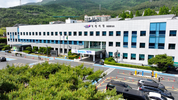 거제시(시장 변광용)가 민선 8기 핵심 공약인 ‘방산·MRO 지원 체계 구축’ 로드맵을 확정하고 글로벌 시장 진출에 속도를 낸다.
