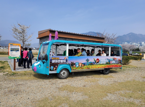 양산시는 낙동강 수변공원인 황산공원을 순환하는 친환경 전기 생태관람차 시범운영을 시작했다고 밝혔다.