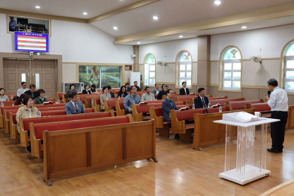 창녕기독교연합회 세미나에서 강의하고 있는 최무열 목사