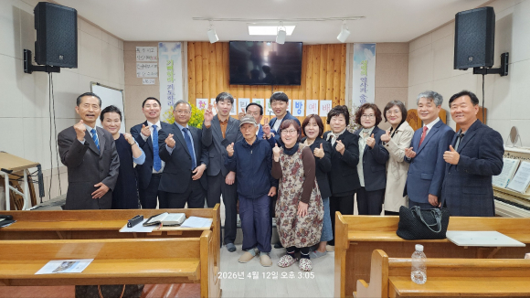 지난 4월 12일 열림교회, 함안 사촌교회에서 열린 선교예배에 참석한 관계자들이 기념촬영 하고 있다.