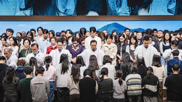 지난 4월 12일 열린 상반기 세례식에서 손현보 목사가 축복 기도하고 있다.