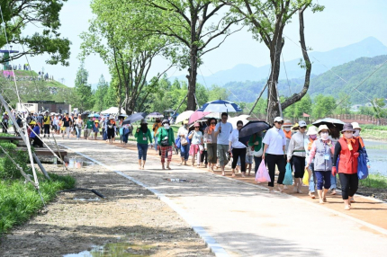 거창군이 '제3회 창포원 맨발걷기 행사' 참가자를 오는 20일부터 5월 10일까지 사전 모집한다.