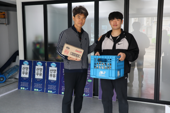 이두희(왼쪽) 장로는 작년 10월부터 아들에게 마산대리점을 맡겨 운영하고 있다.
