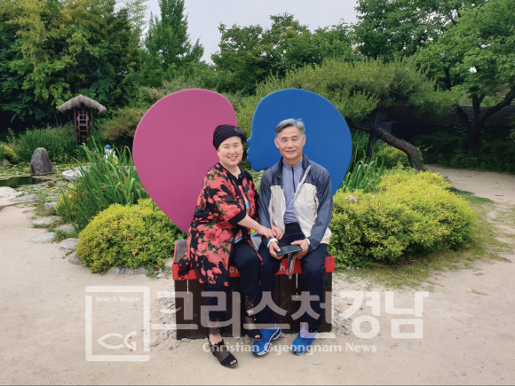 안승준 장로와 최 권사 부부가 기념촬영을 하고 있다.
