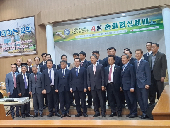 마산노회남전도연합회 예배후 기념 사진을 찍고 있다.