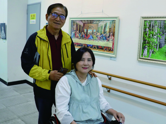 김해 서부장애인복지관에서 열린 특별 전시회 현장에서 김미란 김해시지지회장이 미소를 짓고 있다.