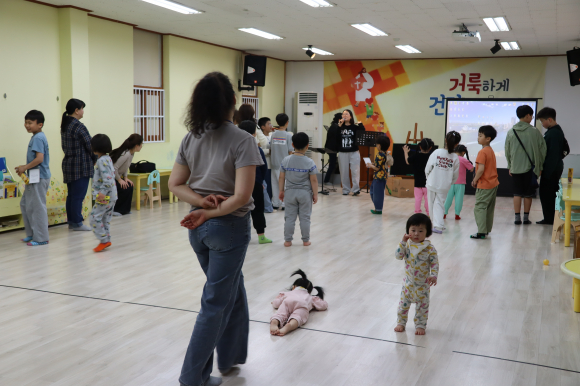 성은교회 유초등부 '친구초청 잔치'에 초청된 아이들이 즐겁게 게임을 하고 있다.