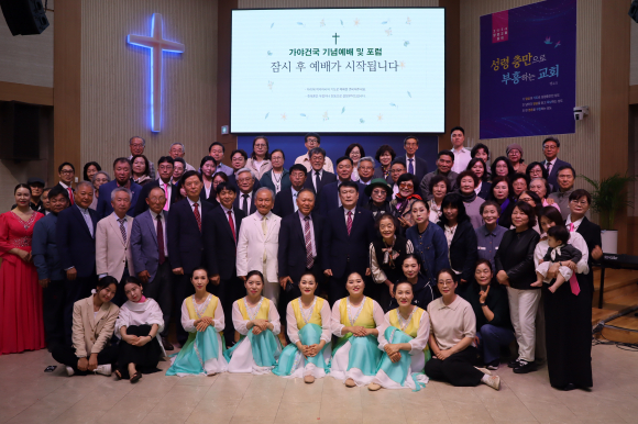 지난달 30일 김해시 삼계중앙로에 위치한 양문교회(박병지 목사)에서 열린 제3회 가야 포럼을 개최한 후 참석자들이 기념촬영을 하고 있다.