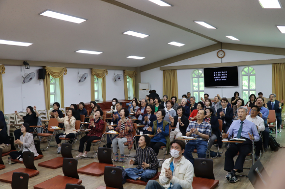 지난 5월 7일 창원시 마산합포구 서원곡에 위차한 무학산기도원에서 성령운동집회가 열렸다. 참석자들이 예배하고 있는 모습.