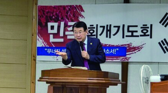 이종승 목사가 말씀을 선포하고 있다.
