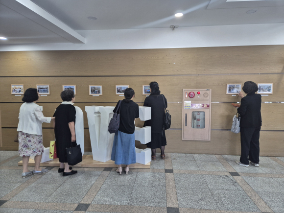문창교회에서 가정의 달을 맞아 '전교인 행복한 영적 가족 사진전'을 열었다. 사진은 전시를 보고 있는 성도들.