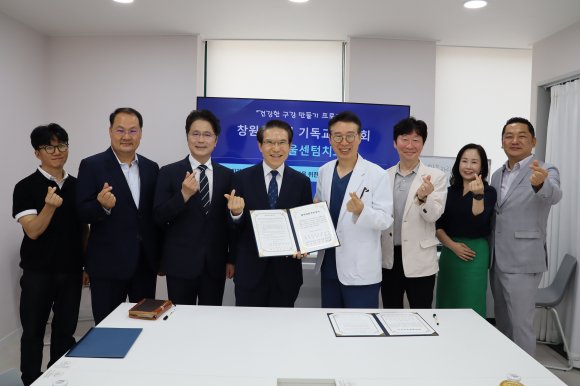 이병권 목사(왼쪽 네 번째)와 한상국(왼쪽 다섯 번째) 대표원장이 협약식을 했다.