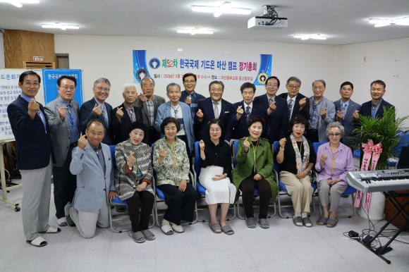 신임회장 이인규 장로와 회원들이 기념촬영을 하고 있다.