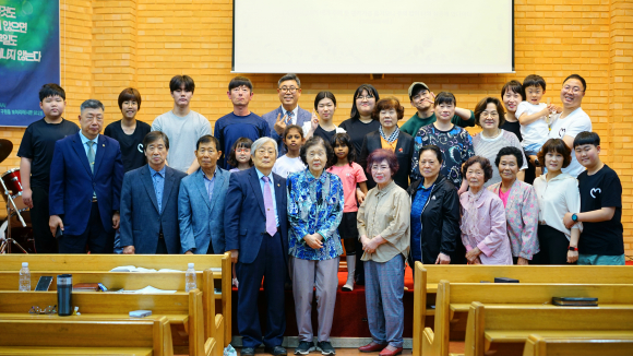 경남 밀양시 초동면에 위치한 초동교회(담임 이용호 목사)가 창립 38주년을 맞아 감사예배 후 기념촬영을 하고 있다.